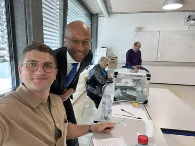 Tenue de bureau de vote pour les presidentielles Macron elu