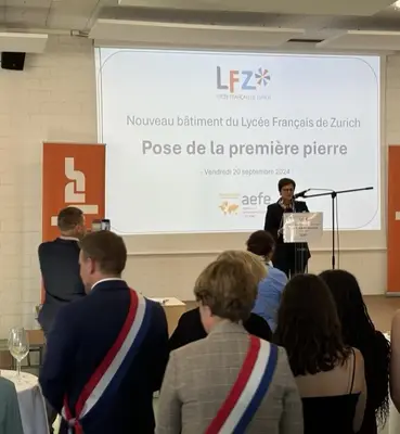 Pose premiere pierre mouveau batiment LFiZ
